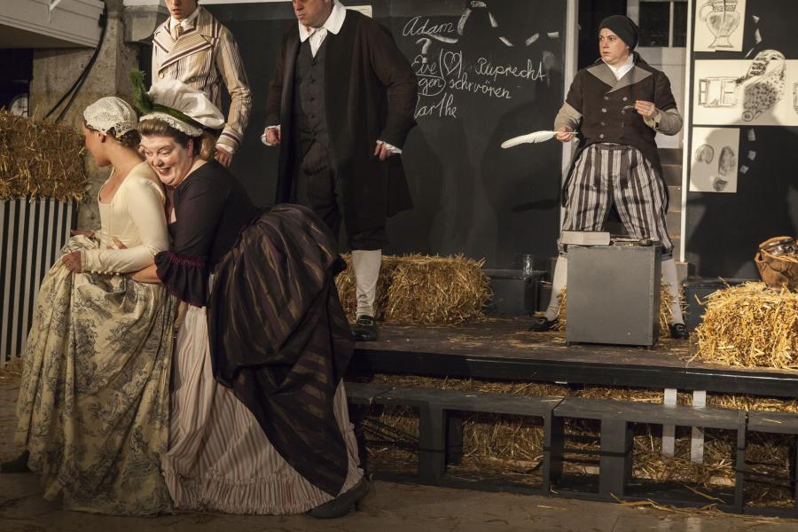 Foto von DER ZERBROCHNE KRUG von Heinrich von Kleist