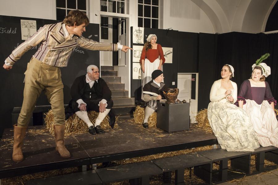 Foto von DER ZERBROCHNE KRUG von Heinrich von Kleist