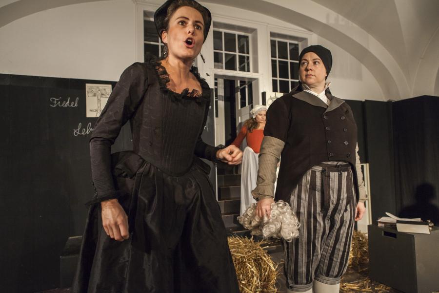 Foto von DER ZERBROCHNE KRUG von Heinrich von Kleist