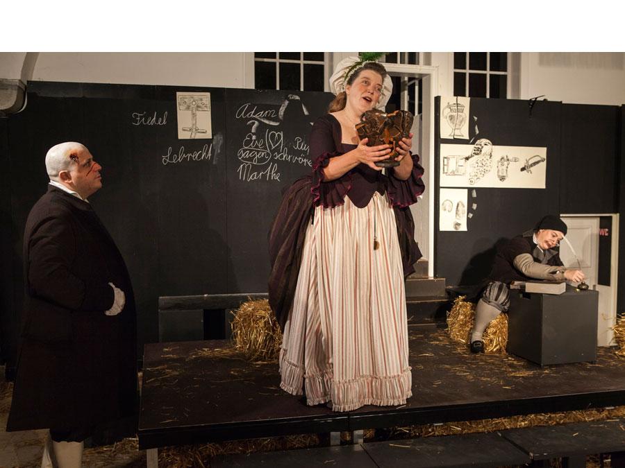 Foto von DER ZERBROCHNE KRUG von Heinrich von Kleist